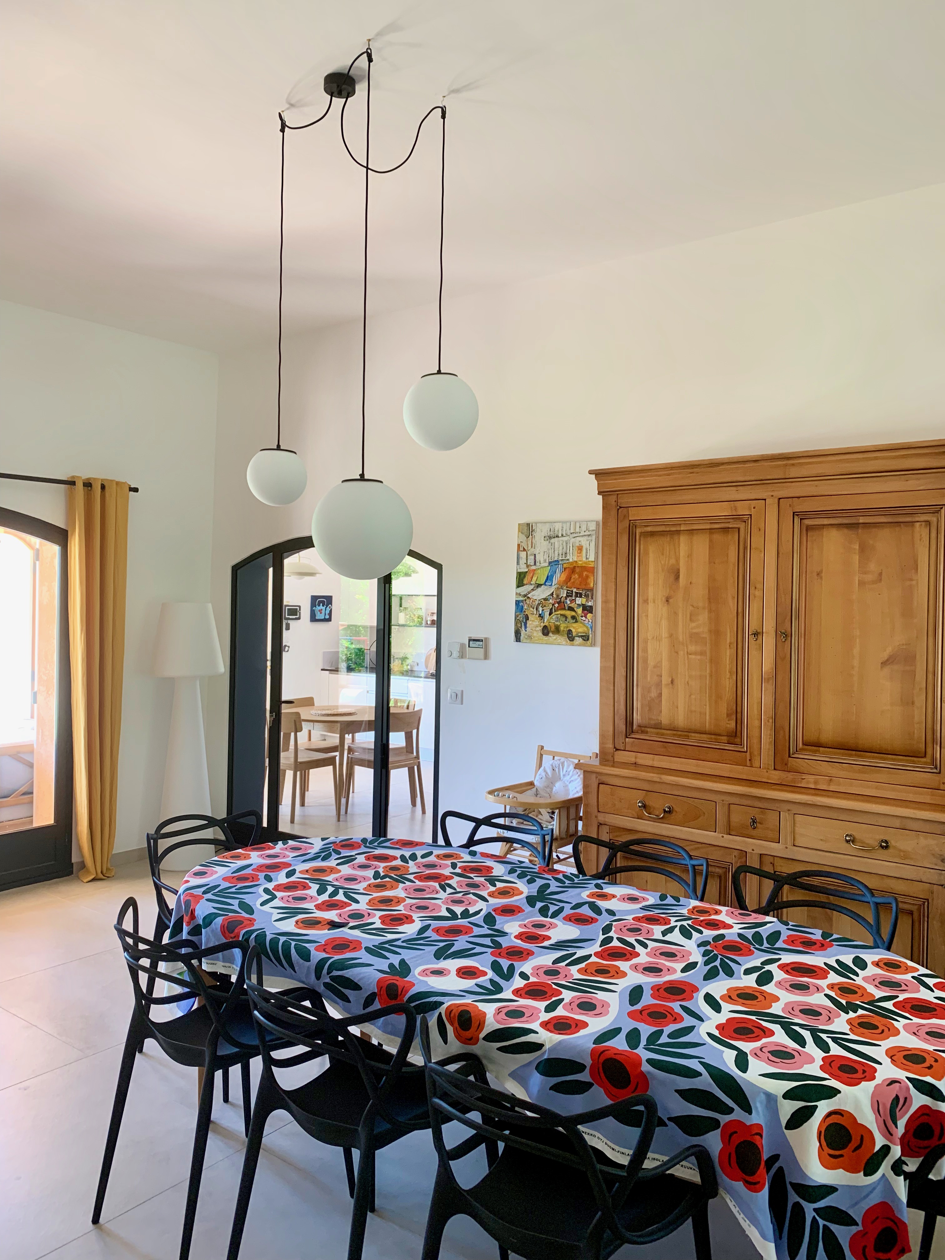 décoration salle à manger, salle à manger familiale, nappe marimekko, suspension cool republic, chaises kartell, meubles de famille